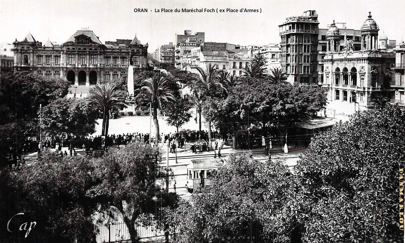 Oran - Place d'Armes - Vers l'Hotel de Ville et le Theatre.jpg